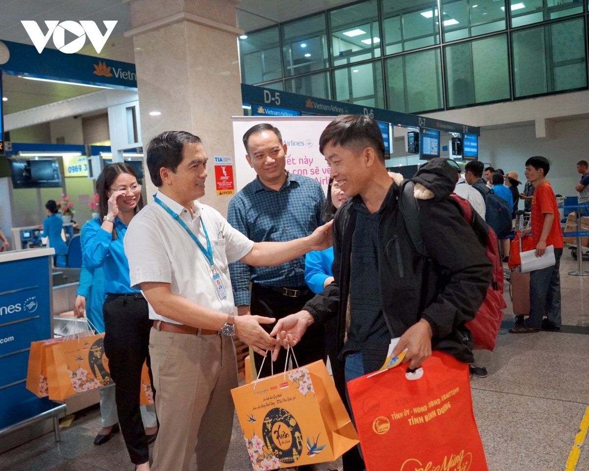 disadvantaged workers get free air tickets to go home for tet celebrations picture 8