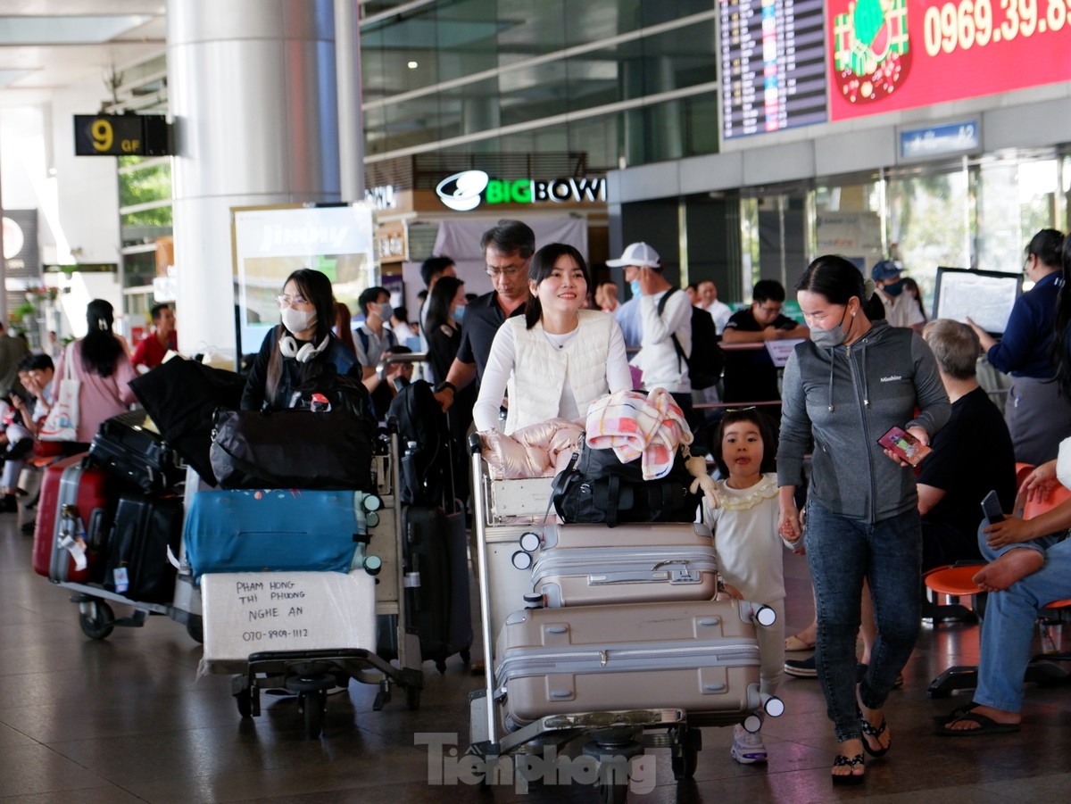 tan son nhat airport busy welcoming vietnamese expats returning home for tet picture 1