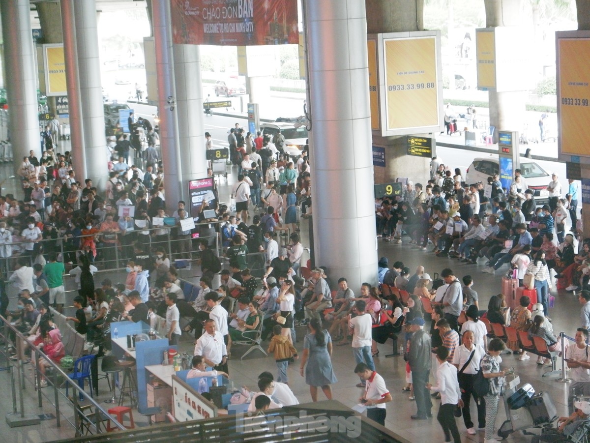 tan son nhat airport busy welcoming vietnamese expats returning home for tet picture 2
