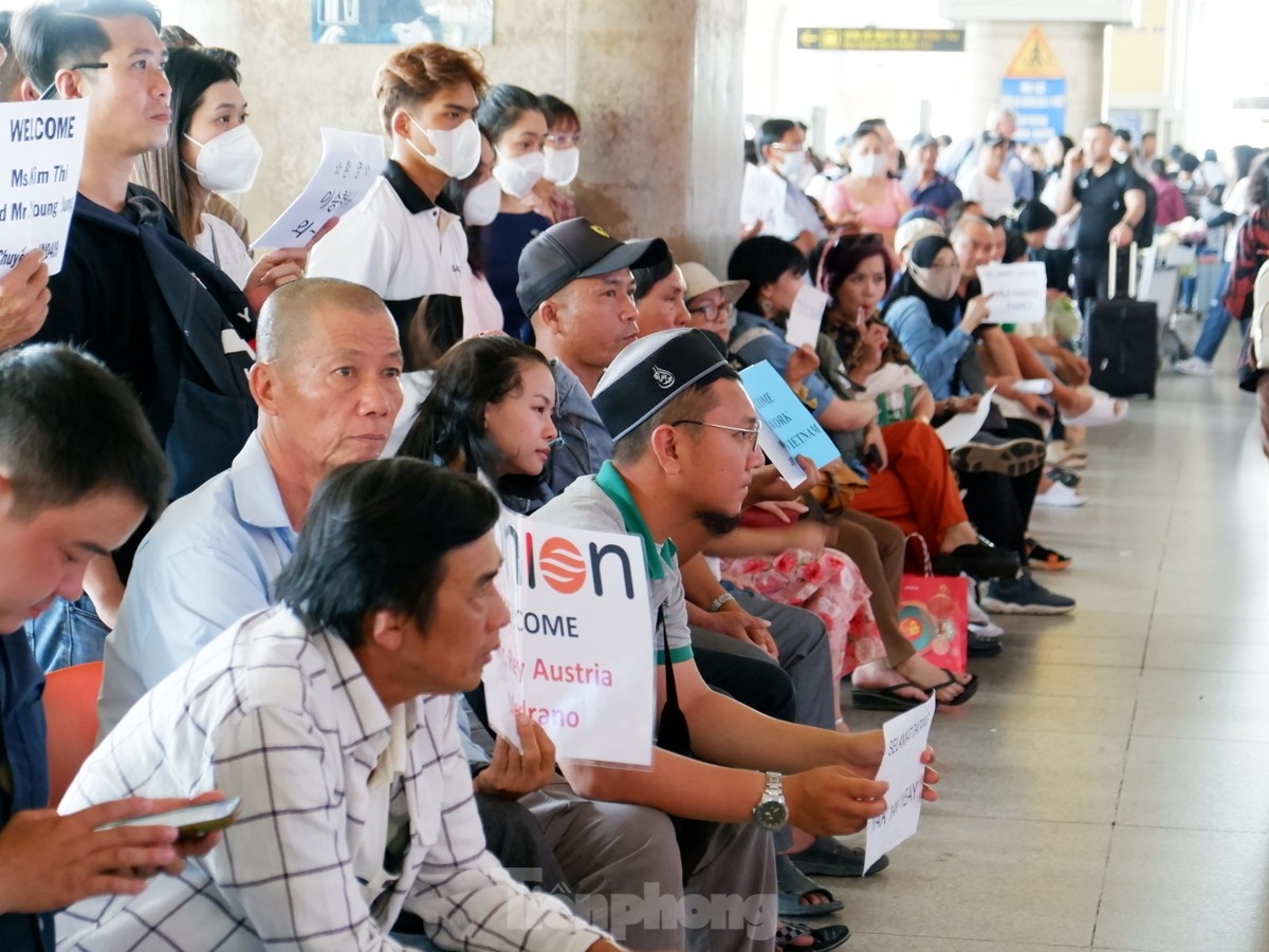 tan son nhat airport busy welcoming vietnamese expats returning home for tet picture 3