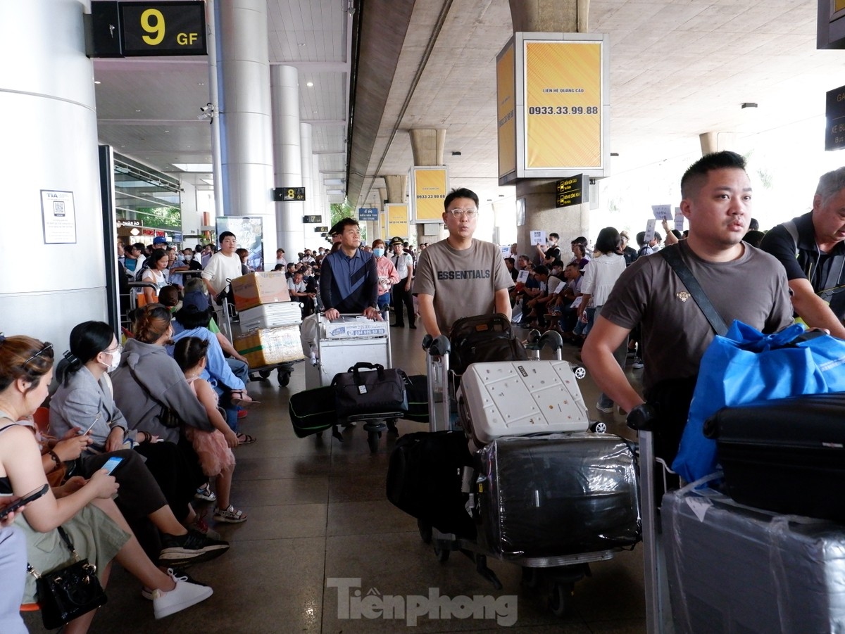tan son nhat airport busy welcoming vietnamese expats returning home for tet picture 4