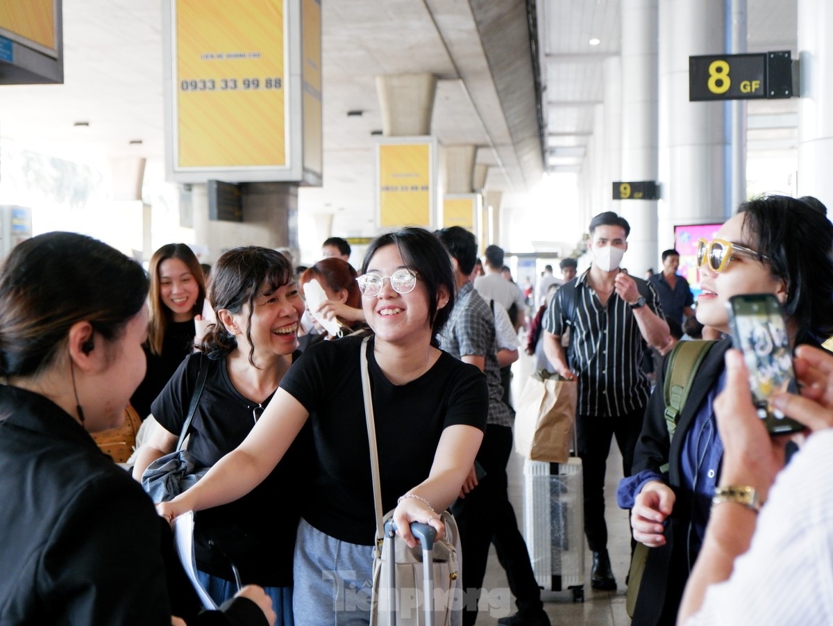 tan son nhat airport busy welcoming vietnamese expats returning home for tet picture 7