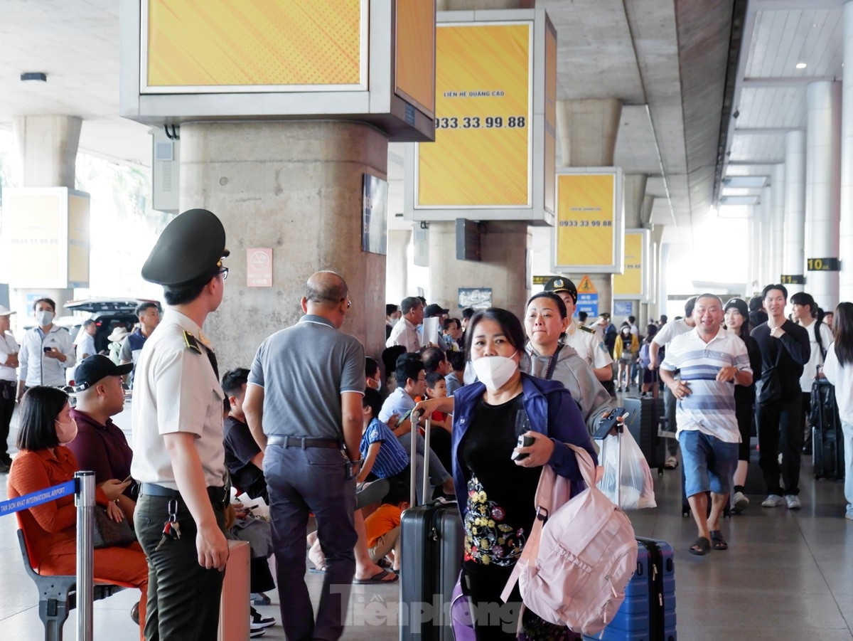 tan son nhat airport busy welcoming vietnamese expats returning home for tet picture 8
