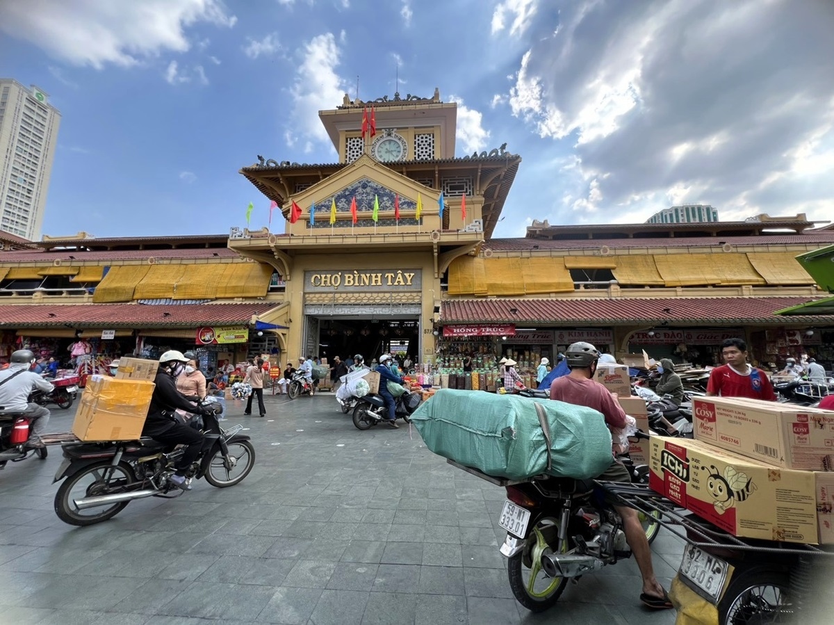 cho si banh, mut tet lon nhat tp.hcm khach nhon nhip, tieu thuong van buon rau hinh anh 1