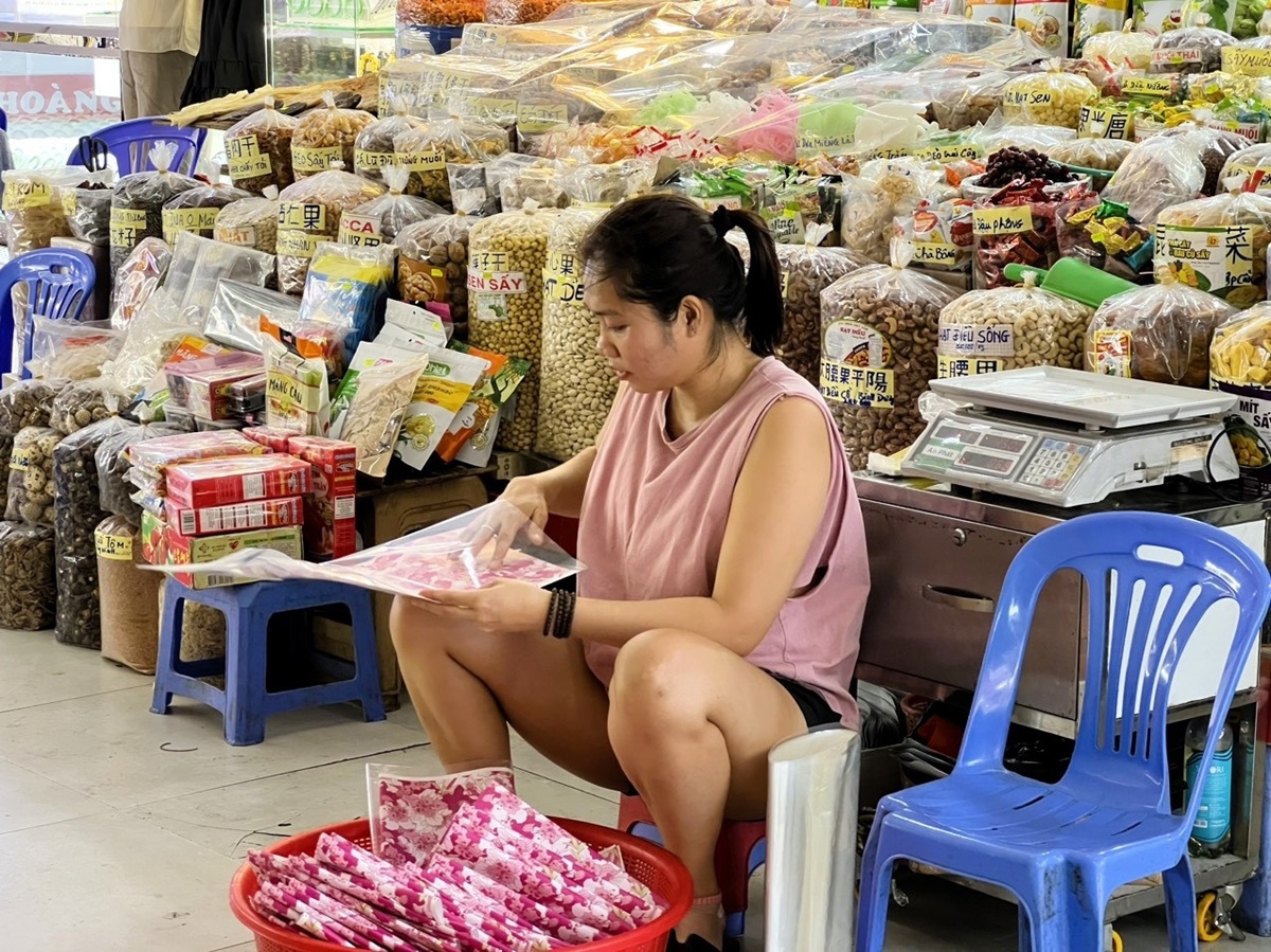 cho si banh, mut tet lon nhat tp.hcm khach nhon nhip, tieu thuong van buon rau hinh anh 5