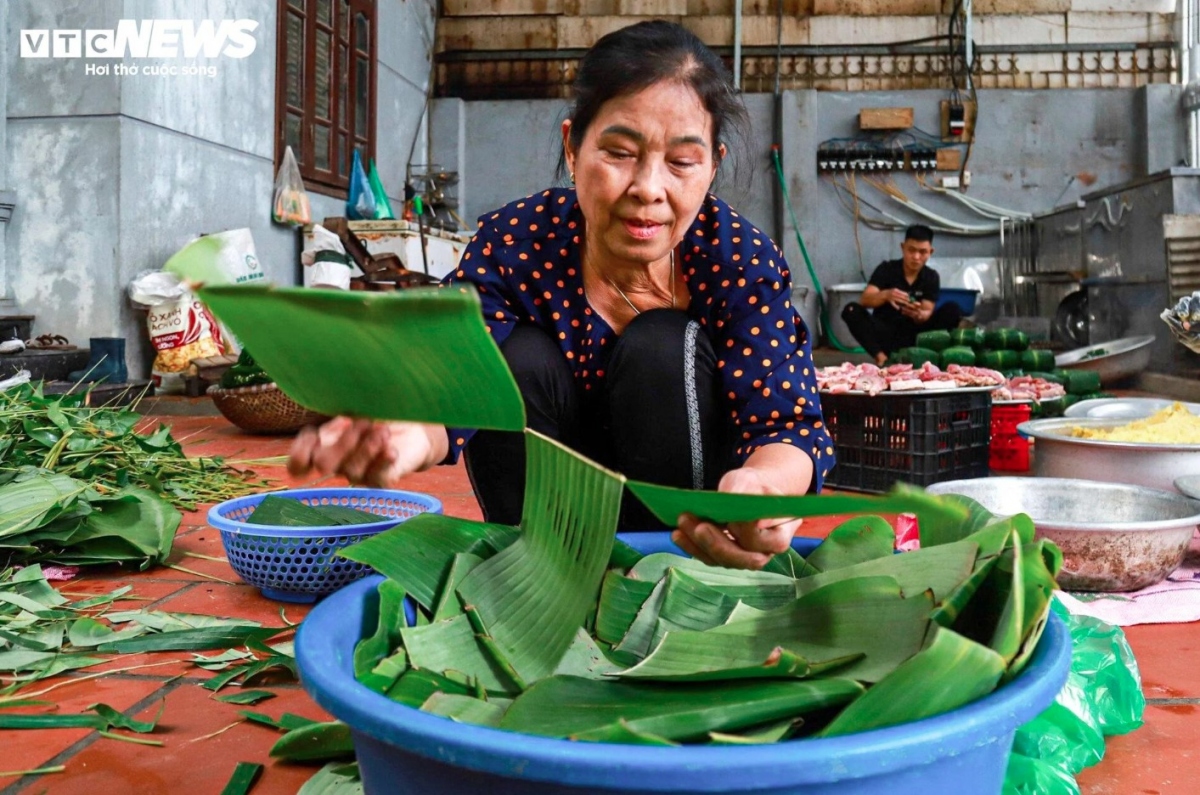 chung cake making village in hanoi hustles ahead of tet picture 4