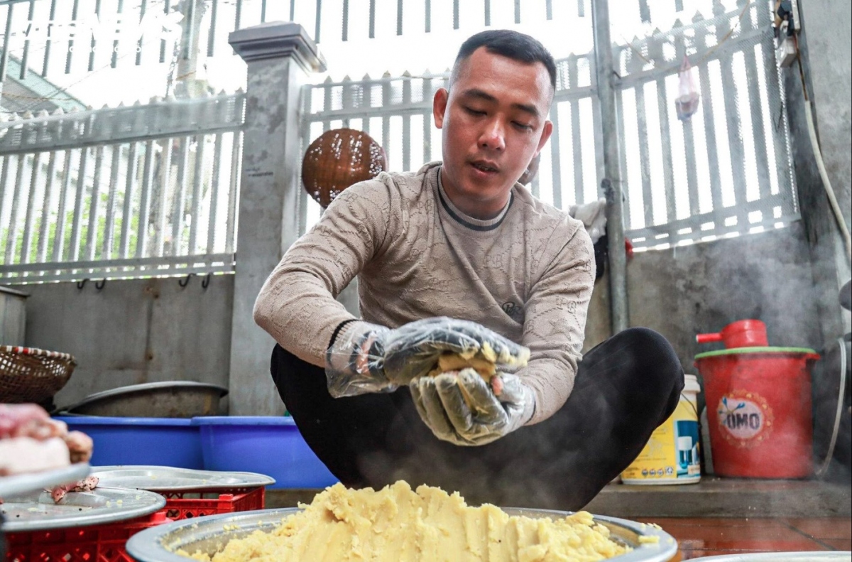 chung cake making village in hanoi hustles ahead of tet picture 7