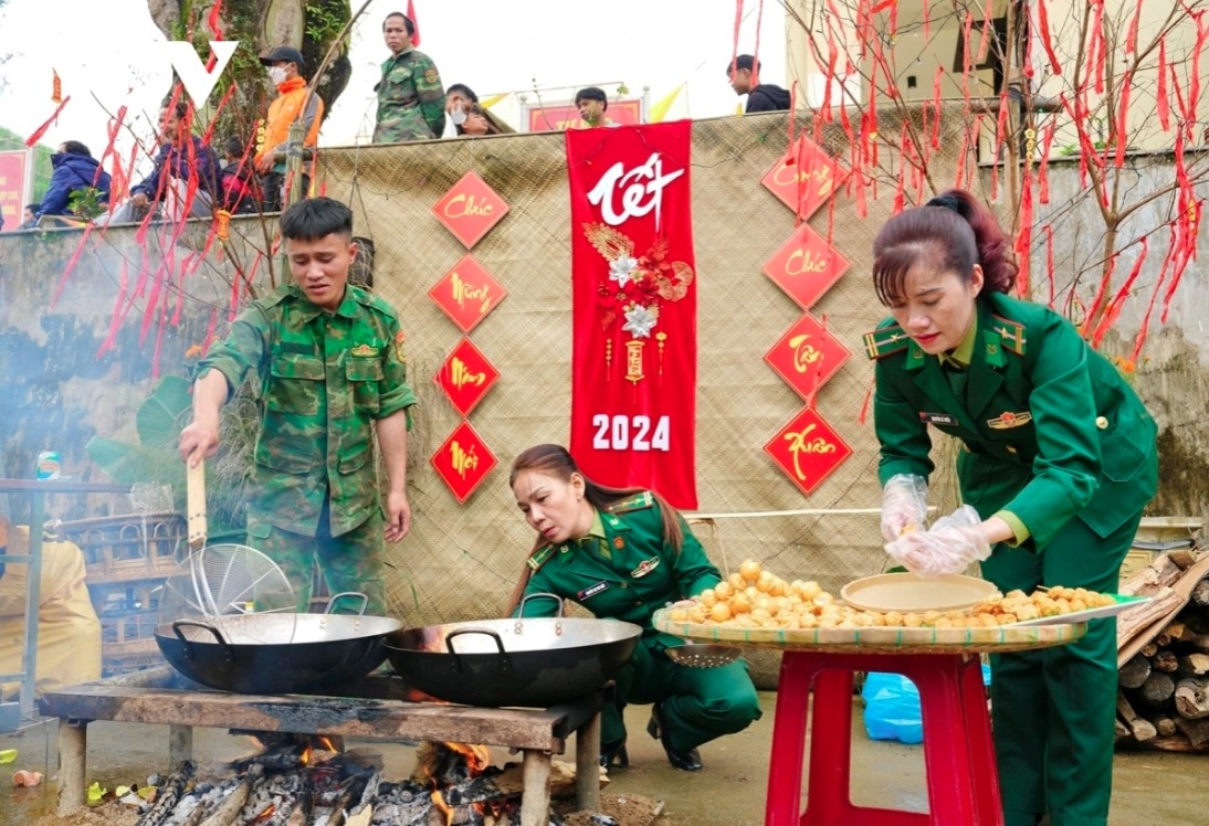 soldiers bring warm tet to people in vietnam-laos border areas picture 4