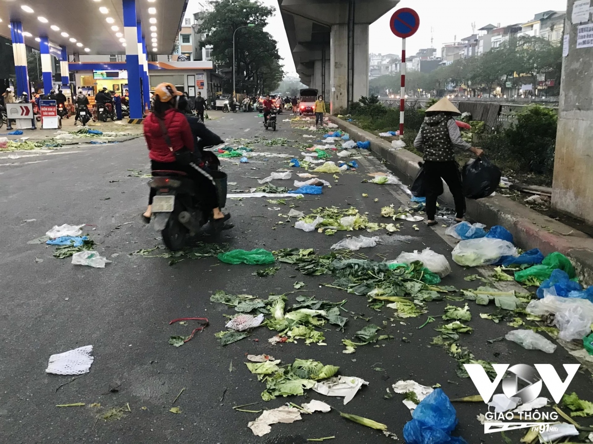 《半夜下的刺花》电视剧