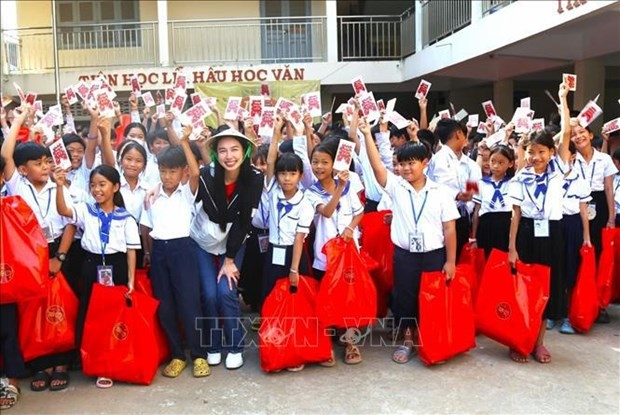 new year gifts, scholarships bring joy to cambodians of vietnamese origin picture 1