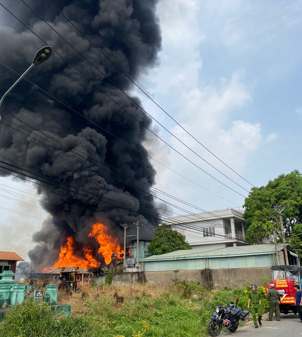 chay xuong san xuat nem mut o binh duong, khoi den bao trum ca khu pho hinh anh 1