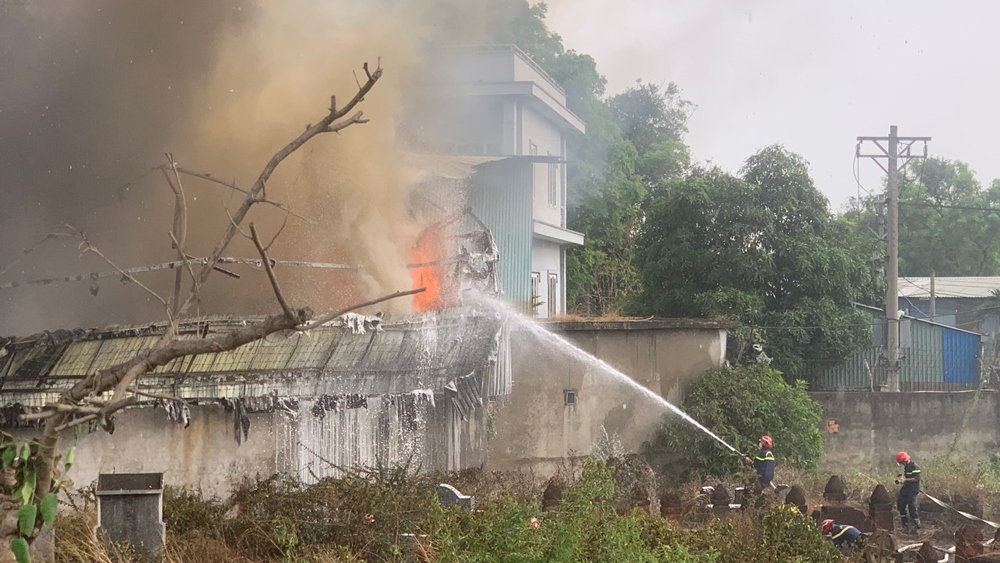 chay xuong san xuat nem mut o binh duong, khoi den bao trum ca khu pho hinh anh 4