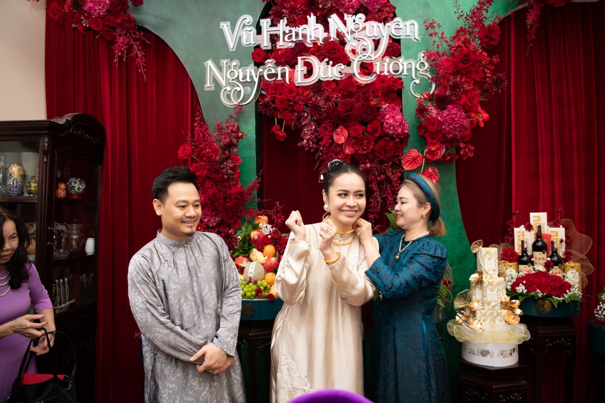 vu hanh nguyen bat khoc trong ngay an hoi voi nhac si nguyen Duc cuong hinh anh 4