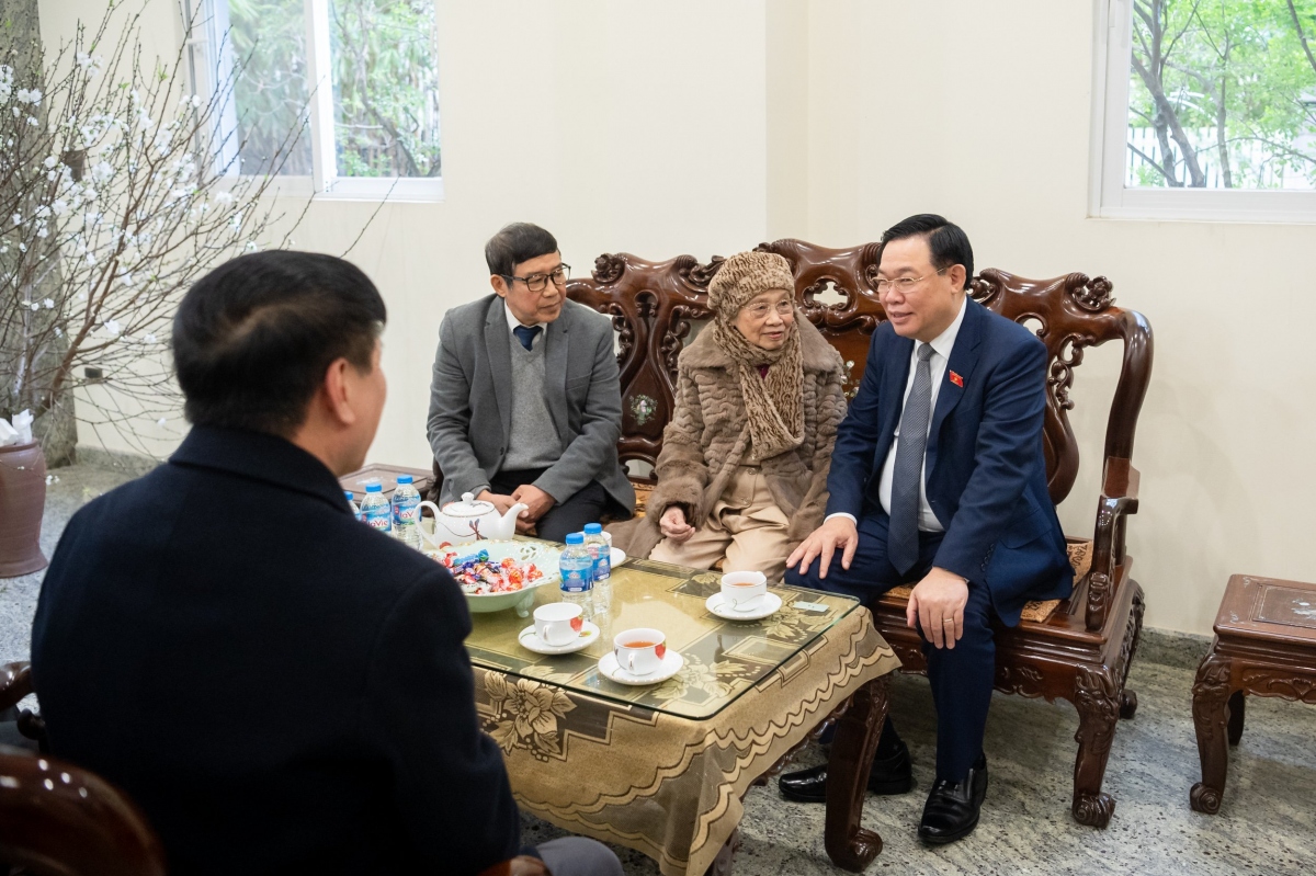 Chủ tịch Quốc hội chúc Tết gia đình cụ Bùi Bằng Đoàn, Lê Quang Đạo