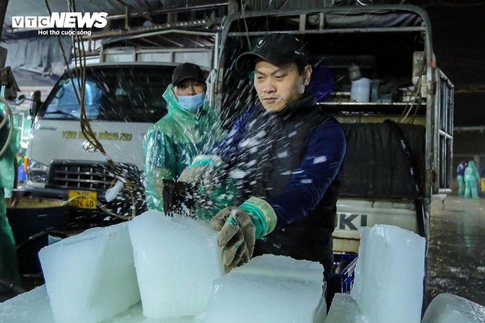 traders in yen so fish market make a living on freezing cold nights picture 10