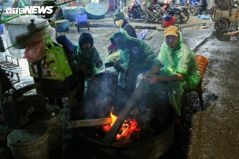 traders in yen so fish market make a living on freezing cold nights picture 12