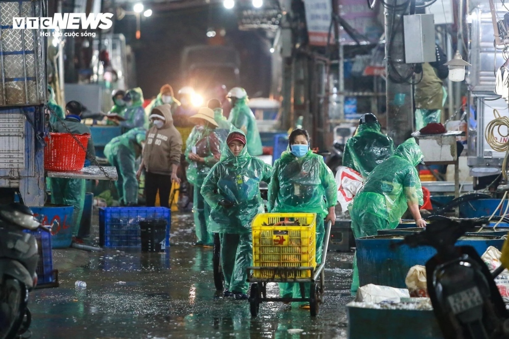 traders in yen so fish market make a living on freezing cold nights picture 1