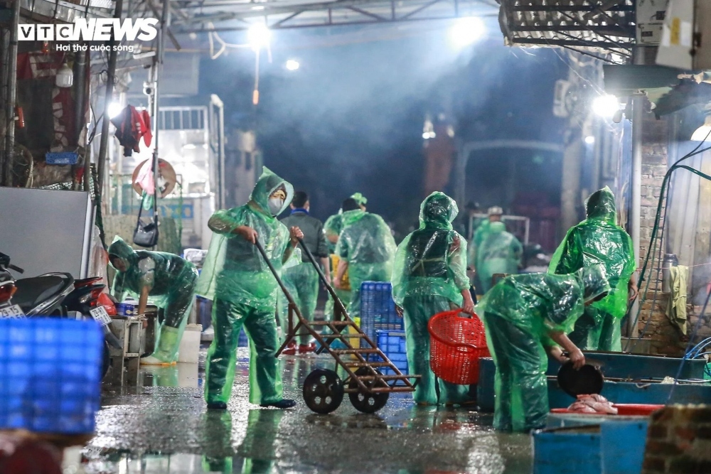 traders in yen so fish market make a living on freezing cold nights picture 2