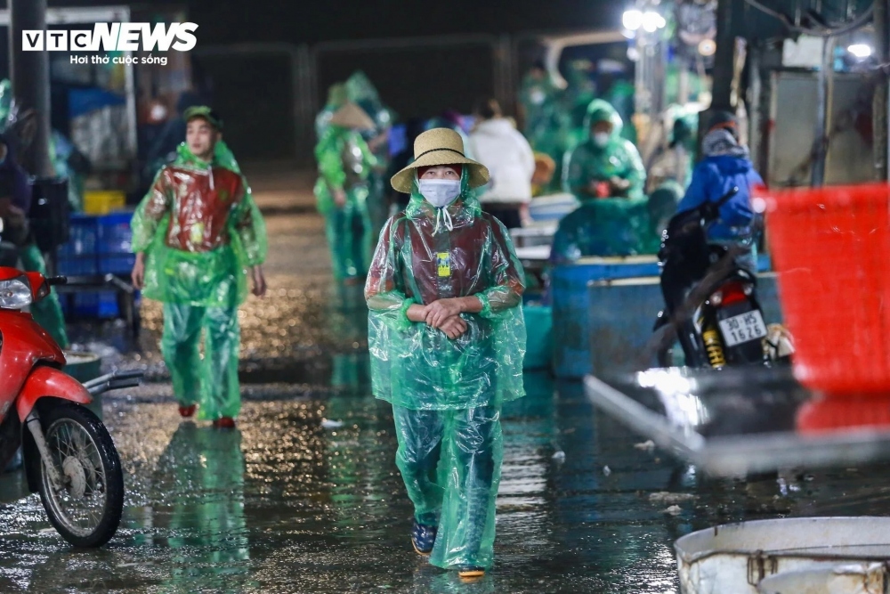 traders in yen so fish market make a living on freezing cold nights picture 6