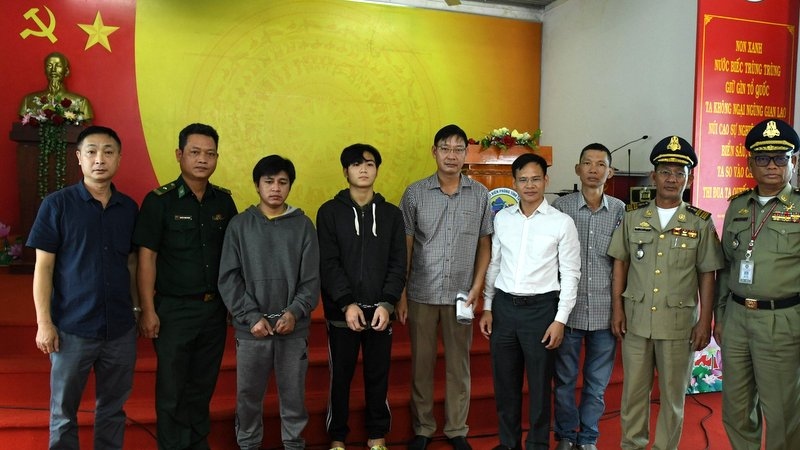 Tiếp nhận và bàn giao 2 đối tượng giết người lẩn trốn ở Campuchia
