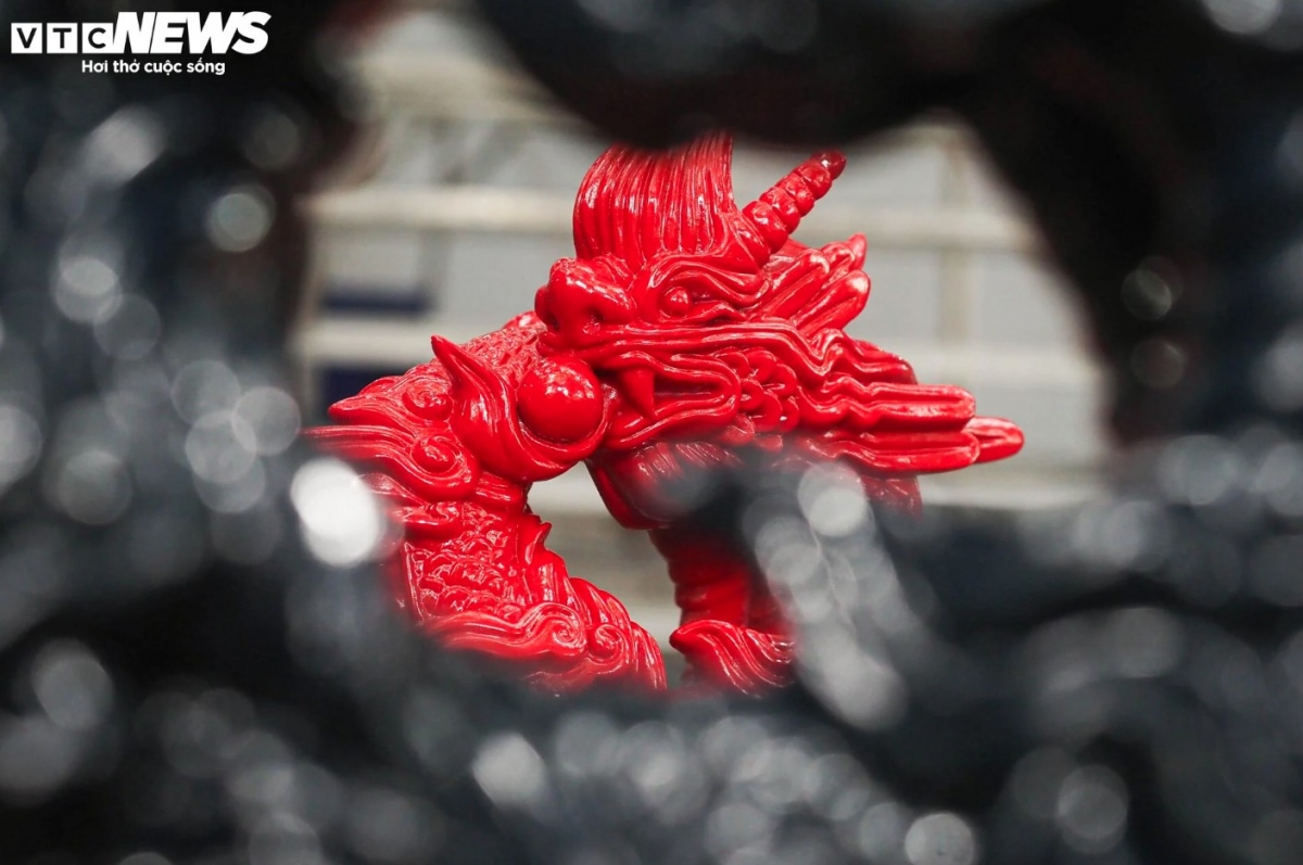 24k gold-plated dragon sculpture for lunar new year decoration picture 3