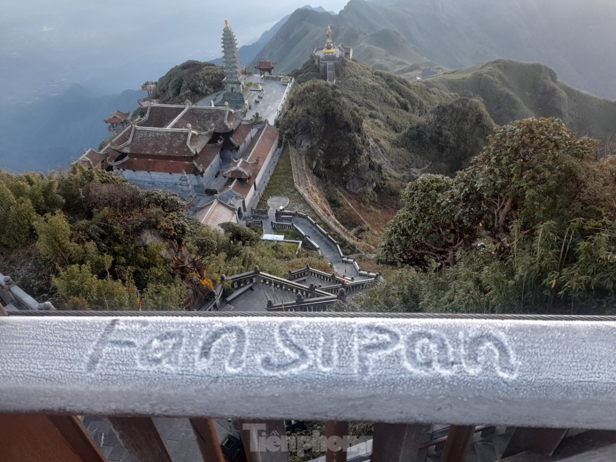 hoar frost covers fansipan peak as new cold spell hits northern region picture 1