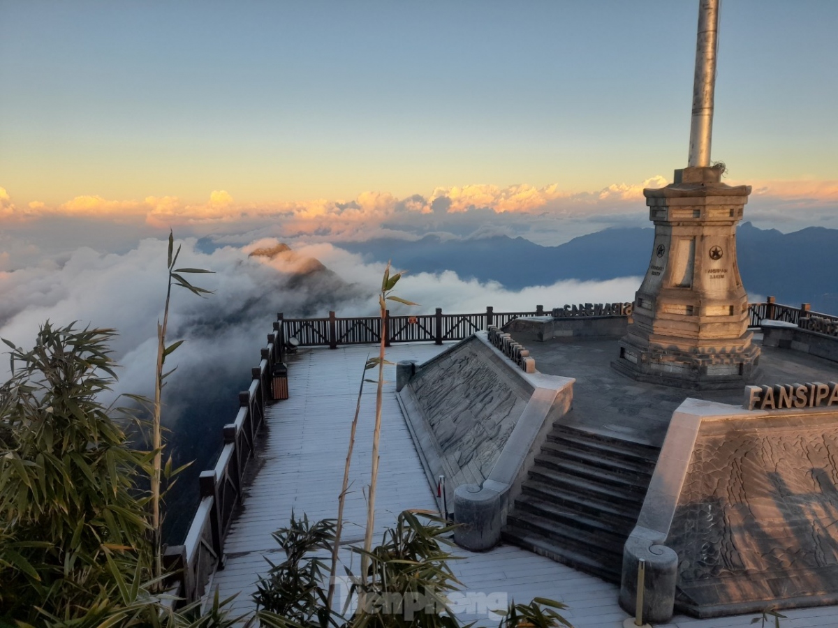 hoar frost covers fansipan peak as new cold spell hits northern region picture 3