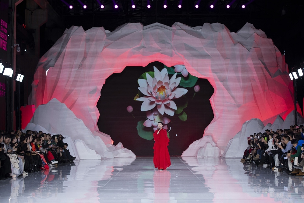 vietnamese fashion designer debuts new collections in china picture 1