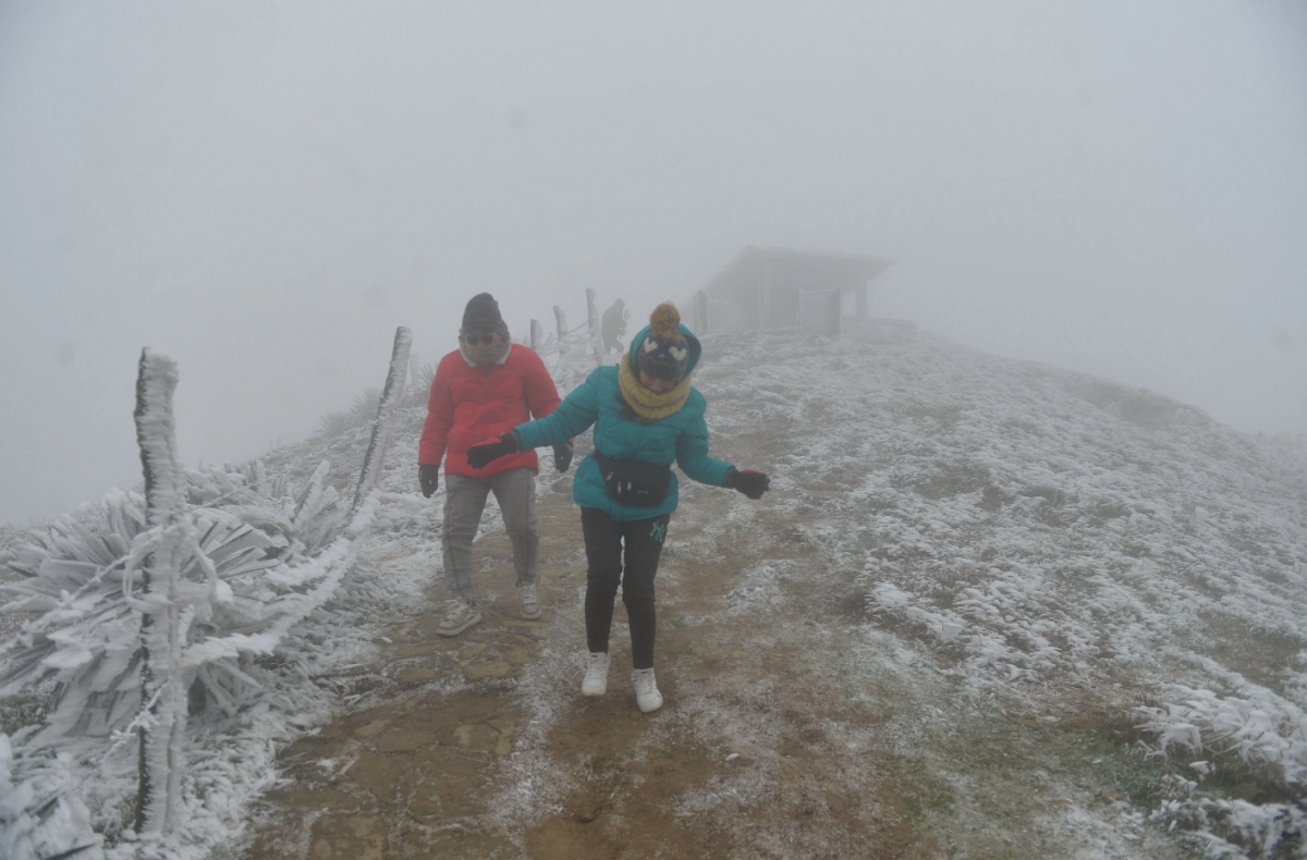 tourists flock to see frost on mau son peak picture 4