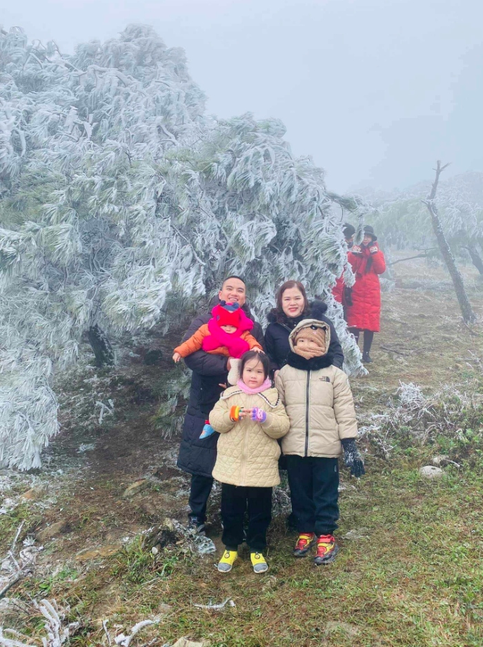 tourists flock to see frost on mau son peak picture 5