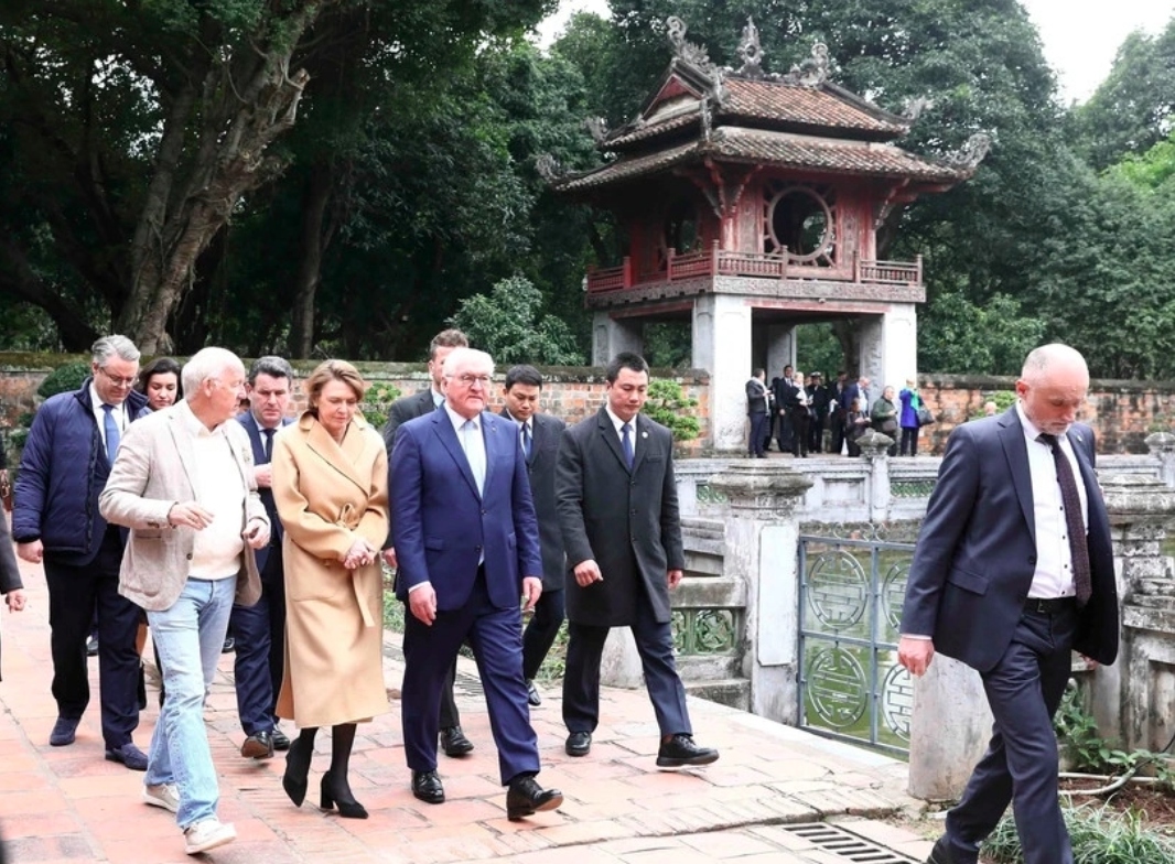 german president visits temple of literature in hanoi picture 2