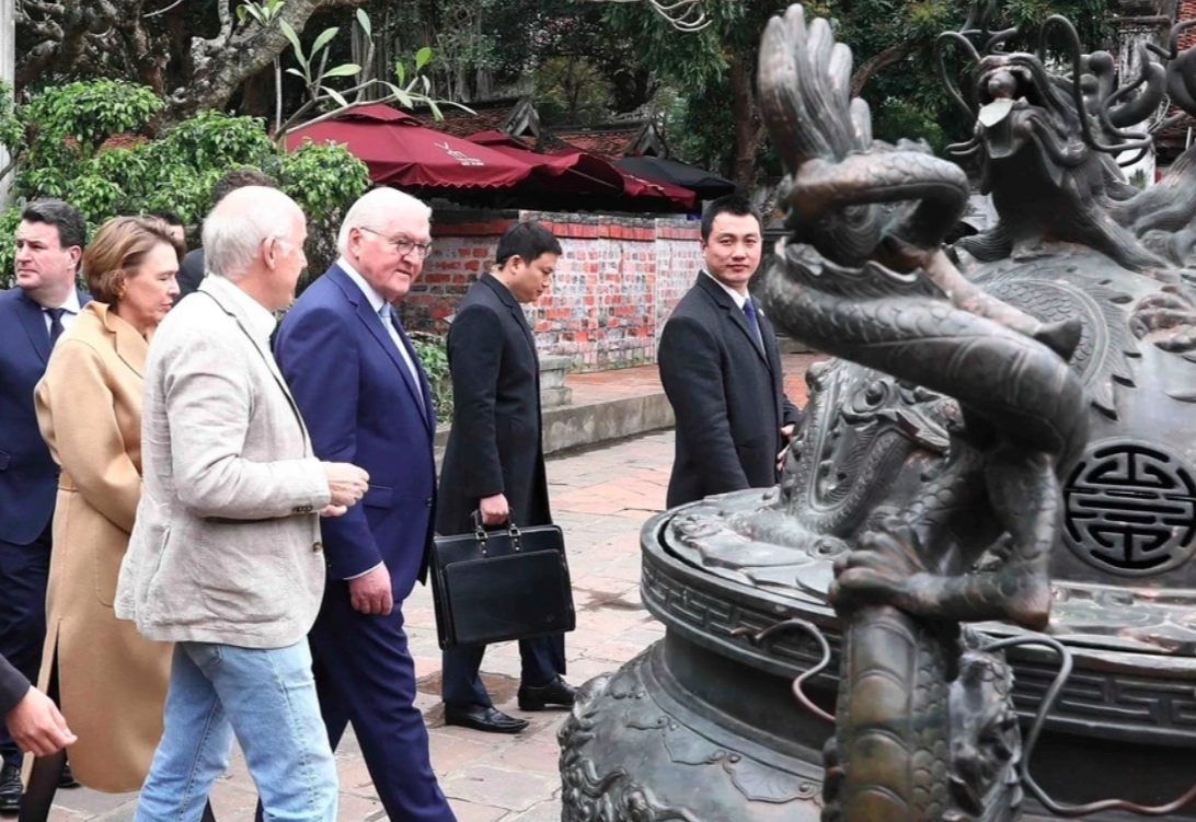 german president visits temple of literature in hanoi picture 5