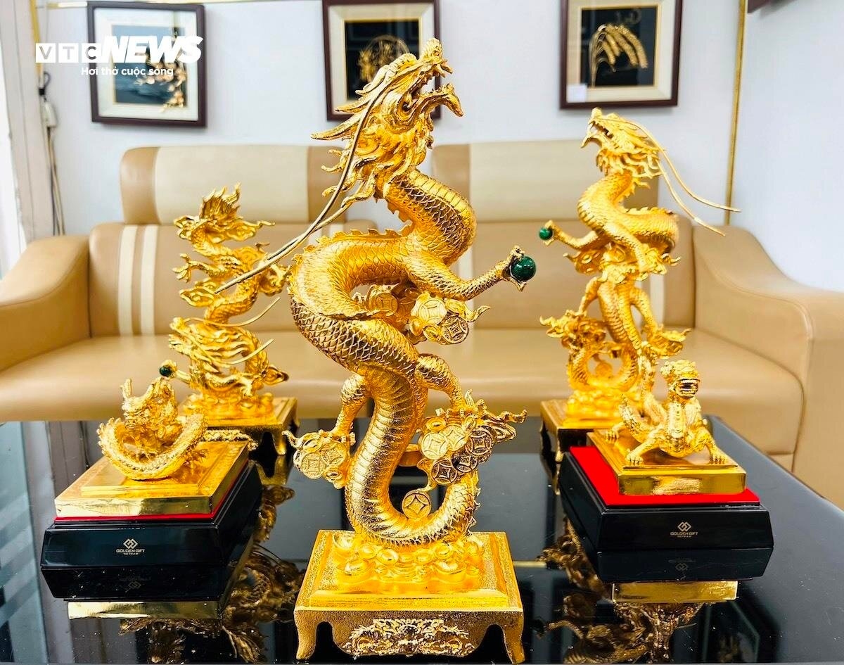 24k gold-plated dragon figurines among favourite tet gifts picture 1
