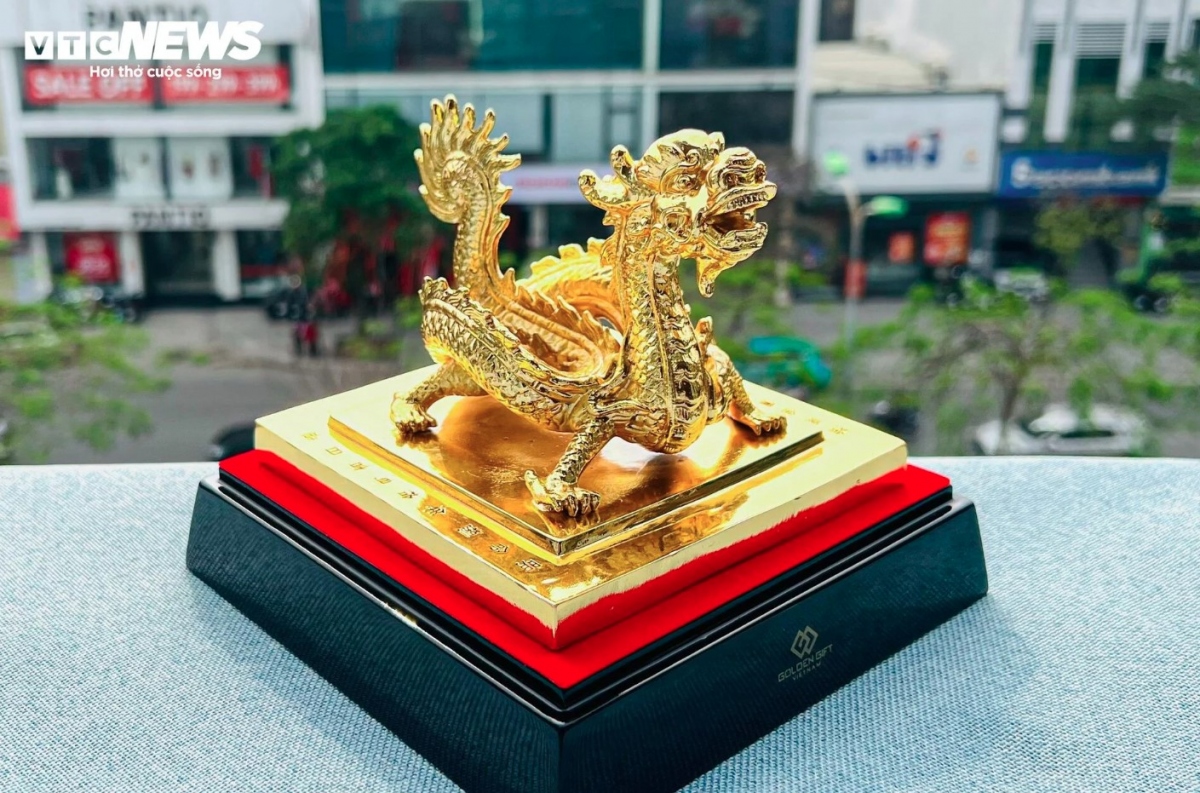 24k gold-plated dragon figurines among favourite tet gifts picture 2