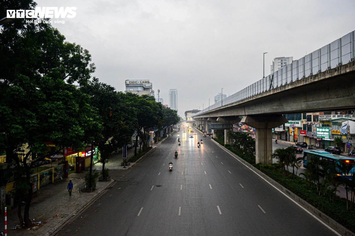 Đường phố Hà Nội vắng vẻ thanh bình trong ngày đầu năm mới năm 2024