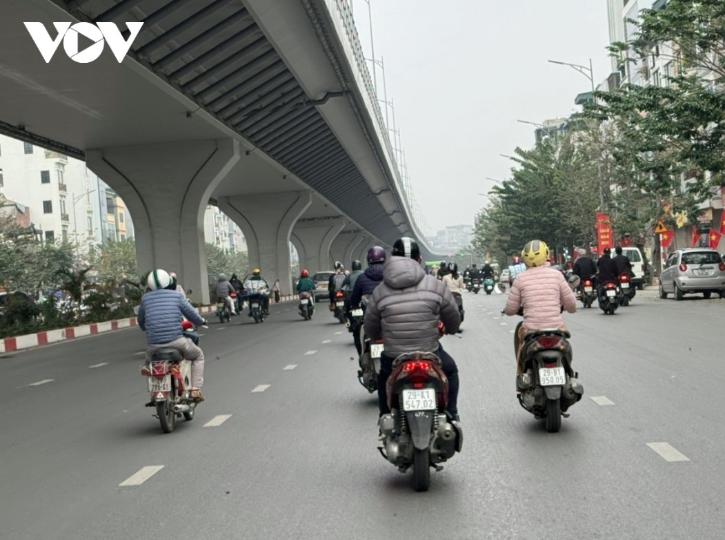 light traffic congestion in hanoi on first working day after new year holiday picture 1