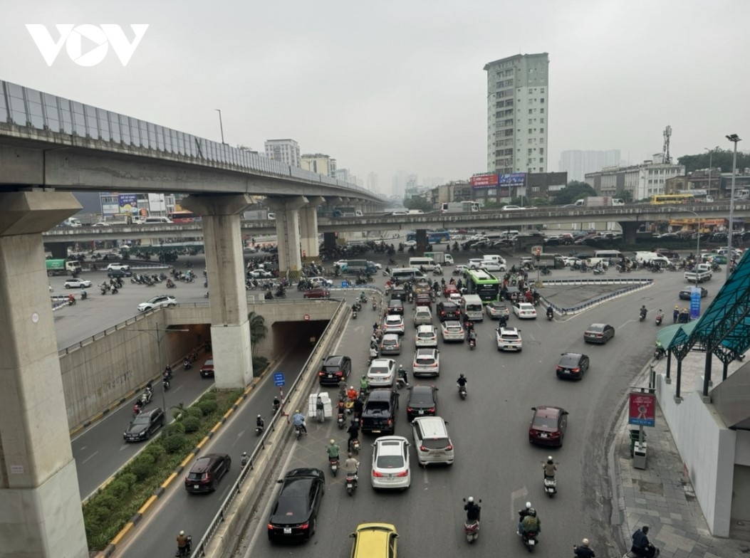 light traffic congestion in hanoi on first working day after new year holiday picture 10