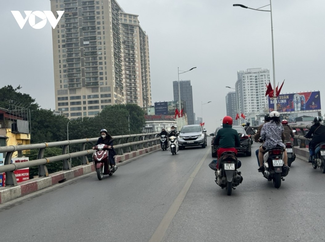 light traffic congestion in hanoi on first working day after new year holiday picture 11