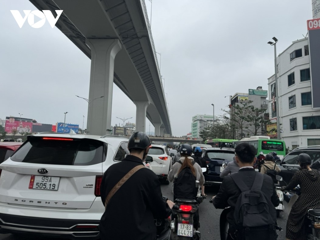 light traffic congestion in hanoi on first working day after new year holiday picture 2