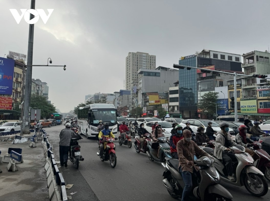 light traffic congestion in hanoi on first working day after new year holiday picture 5