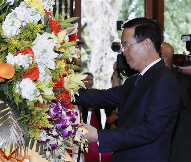 state leader pays homage to president ho chi minh in nghe an picture 1