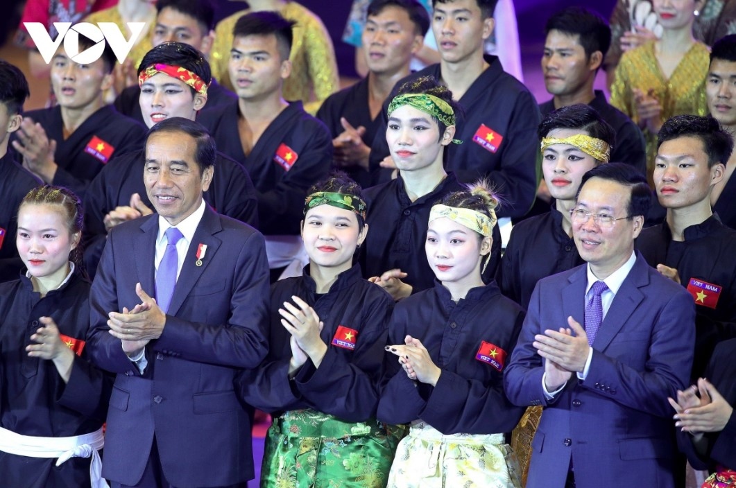 president thuong and indonesian counterpart enjoy martial art performances picture 8