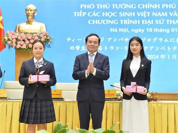 deputy pm receives vietnamese, japanese students picture 1