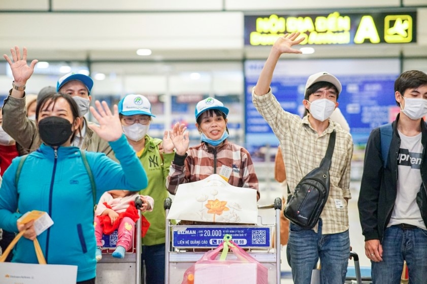 vietnam airlines offers free tet air tickets for needy workers picture 1