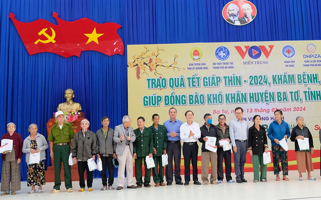 vov mien trung va cac don vi dong hanh kham benh, tang qua dong bao ngheo hinh anh 12