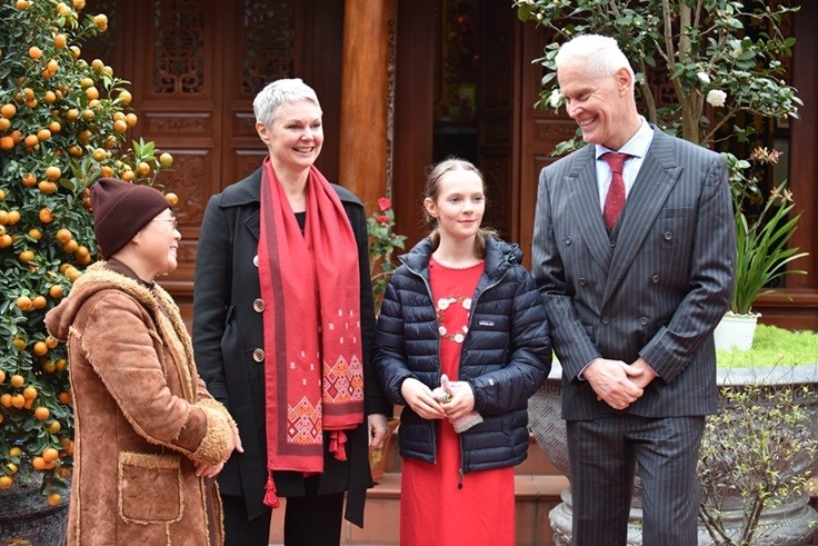 norwegian ambassador explores vietnamese tet at duong lam ancient village picture 1