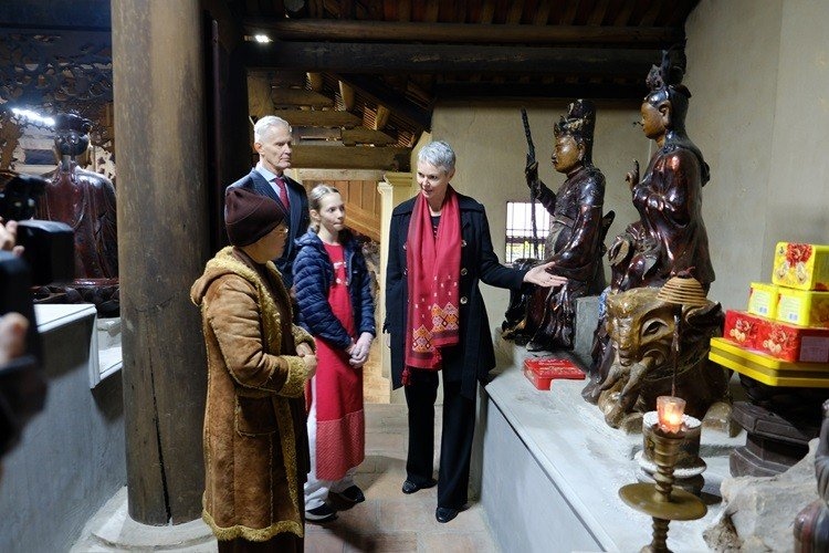 norwegian ambassador explores vietnamese tet at duong lam ancient village picture 3