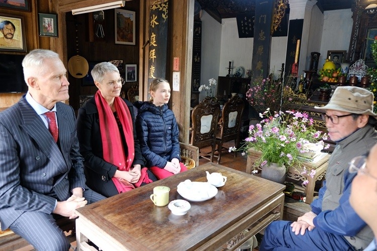 norwegian ambassador explores vietnamese tet at duong lam ancient village picture 5