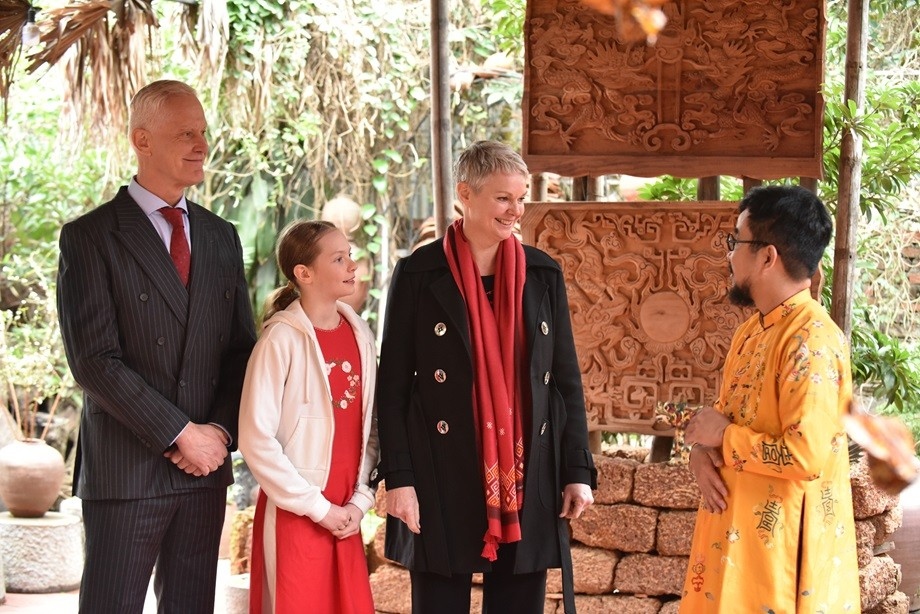 norwegian ambassador explores vietnamese tet at duong lam ancient village picture 8