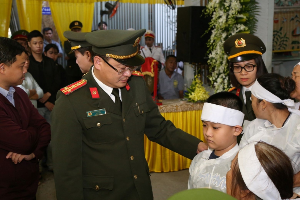 Truy tặng bằng khen cho Trung tá Trần Duy Hùng hy sinh khi làm nhiệm vụ